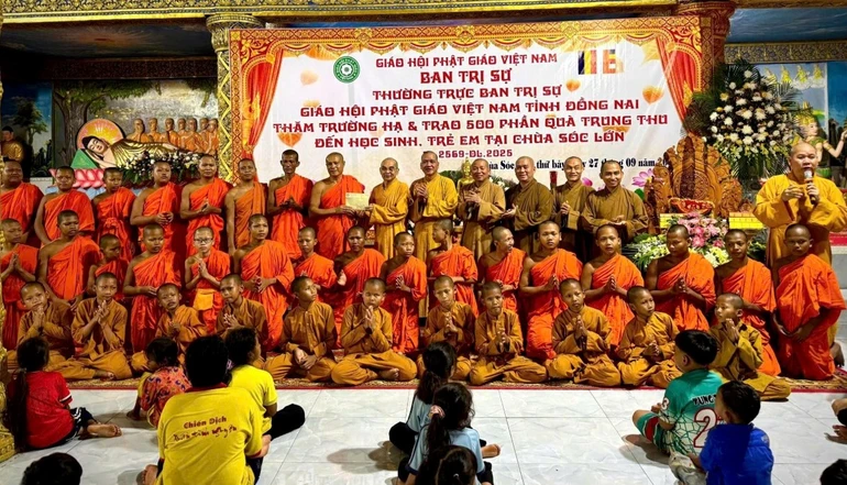 Trao tịnh tài cúng dường chư Tăng an cư tại trường hạ chùa Sóc Lớn - một trong những trung tâm Phật giáo Nam tông Khmer lớn của tỉnh Bình Phước cũ 