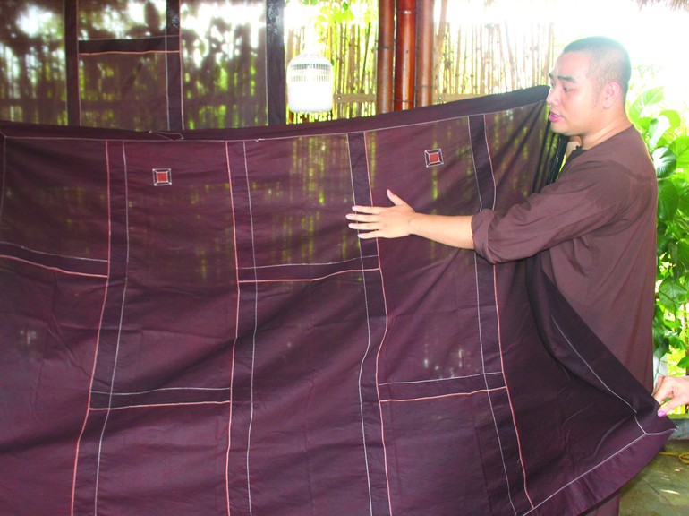 Một tấm y ngũ điều nhuộm củ nâu được nhuộm và may theo lối cổ