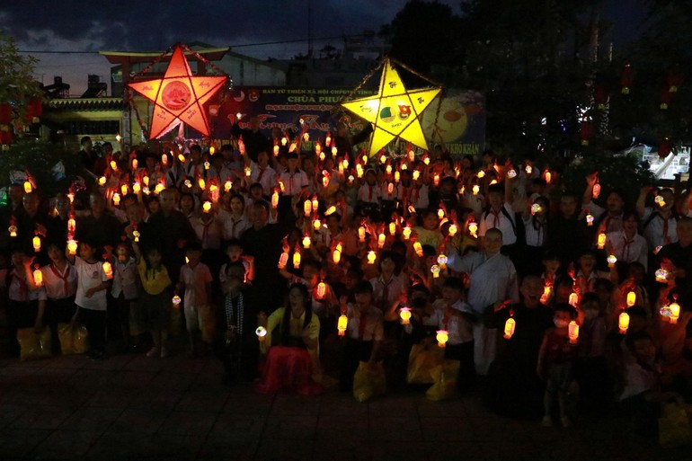 Trung thu yêu thương đến với các em thiếu nhi trên quê hương Đồng Tháp