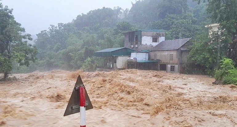 Mưa lũ gây chia cắt tuyến đường tỉnh qua ngầm Gò Lào, xã Tân Mai, Phú Thọ khiến nhà dân bị cô lập - Ảnh: CA xã Tân Mai
