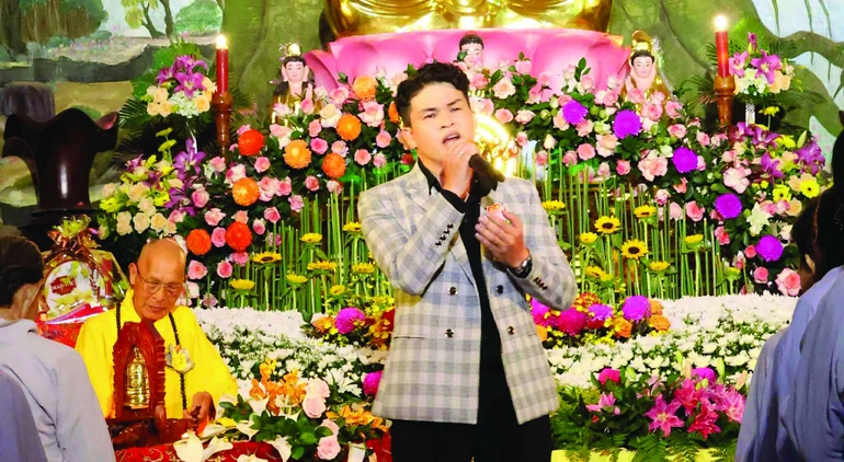 Với ca sĩ Phạm Đạt, âm nhạc không chỉ để nghe cho vui, mà còn để thắp lên một ngọn nến trong tâm, nhắc nhở mỗi người quay về với chính mình, tìm thấy sự bình an giữa đời sống bộn bề