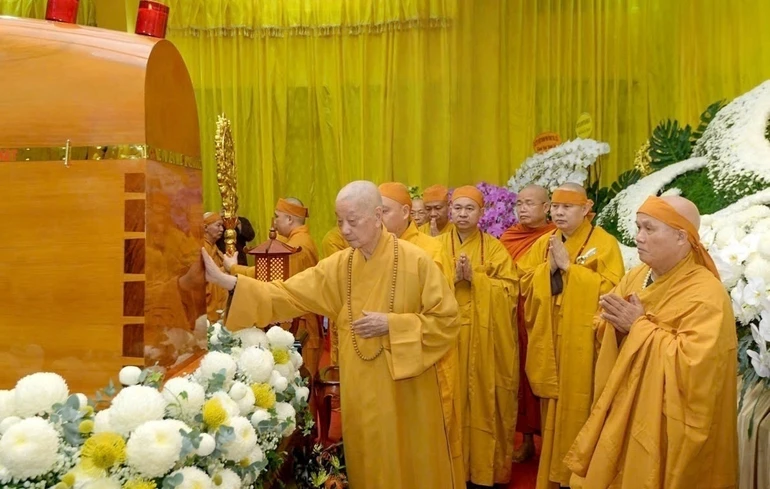 Đức Pháp chủ GHPGVN tưởng niệm Trưởng lão Hòa thượng Thích Trí Tịnh - Phó Pháp chủ Hội đồng Chứng minh - Ảnh: Bảo Toàn/BGN