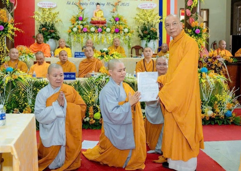 Thượng tọa Thích Huệ Khai trao quyết định bổ nhiệm trụ trì chùa Bửu Tân đến Ni sư Thích nữ Như Vân