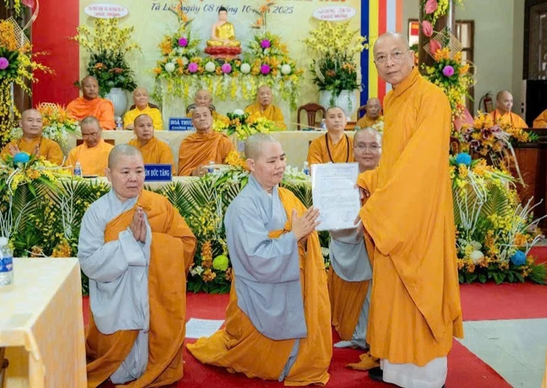 Thượng tọa Thích Huệ Khai trao quyết định bổ nhiệm trụ trì chùa Bửu Tân đến Ni sư Thích nữ Như Vân