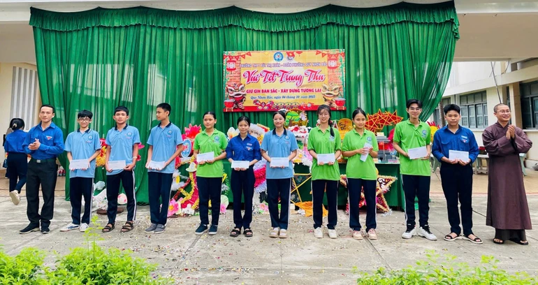 Chùa Nam Thạnh trao 20 phần học bổng đến các em học sinh Trường THPT Bùi Thị Xuân vượt khó học tốt