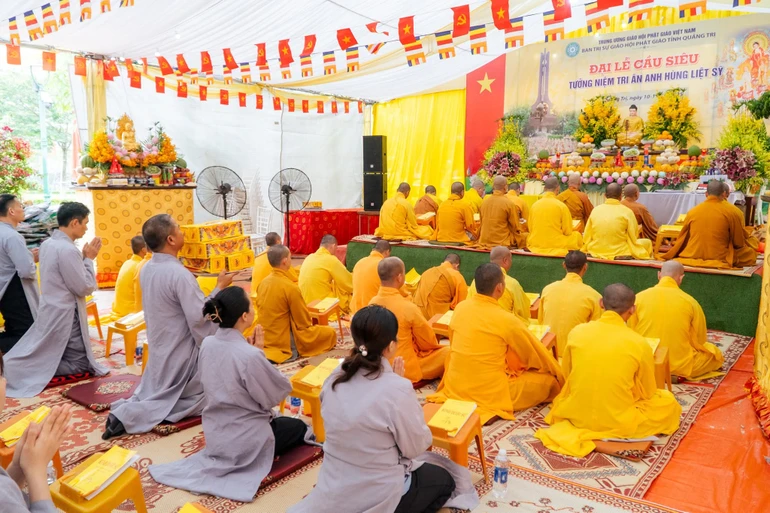 Buổi lễ tụng kinh cầu nguyện diễn ra trong không khí trang nghiêm