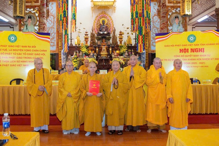 Trưởng lão Hòa thượng Thích Thiện Pháp, Ủy viên Thường rực Hội đồng Chứng minh, Phó Chủ tịch Thường trực Hội đồng Trị sự trao quyết định chuẩn y nhân sự đến Ban Trị sự GHPGVN tỉnh Khánh Hòa mới sau hợp nhất