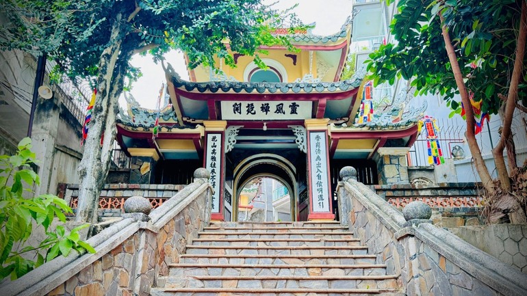 Lối lên chùa Linh Phong Thiền Uyển - Ảnh: Tịnh Mạnh