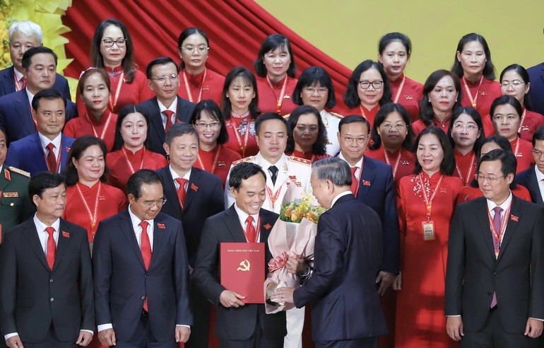 Tổng Bí thư Tô Lâm tặng hoa chúc mừng Bí thư Thành ủy TP.HCM Trần Lưu Quang 