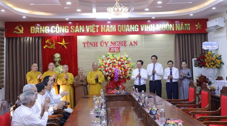 Ban Trị sự GHPGVN tỉnh Nghệ An tặng hoa chúc mừng 