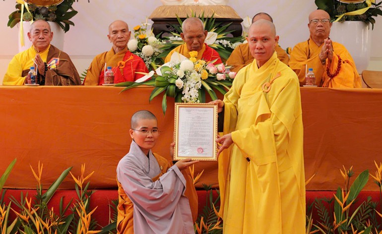 Đại đức Thích Nguyên Minh trao quyết định bổ nhiệm trụ trì chùa Phổ Bảo đến Sư cô Thích nữ Thánh Tánh