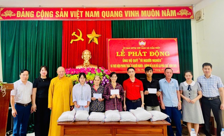 Trao quà đến các hoàn cảnh khó khăn tại địa phương