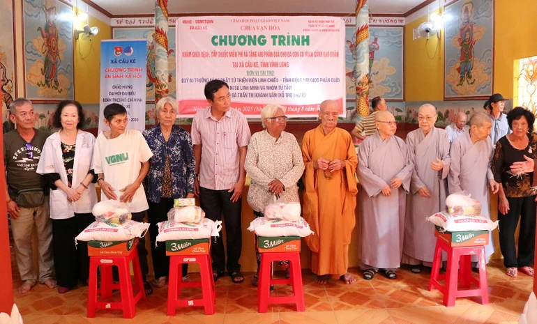 Trao quà đến bà con có hoàn cảnh khó khăn