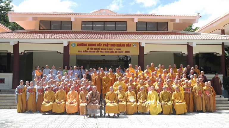 Lưu niệm sau Lễ tốt nghiệp khóa X, khai giảng Trung cấp Phật học khóa XI tại Trường Trung cấp Phật học Khánh Hòa 