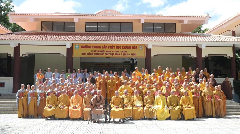 Lưu niệm sau Lễ tốt nghiệp khóa X, khai giảng Trung cấp Phật học khóa XI tại Trường Trung cấp Phật học Khánh Hòa 