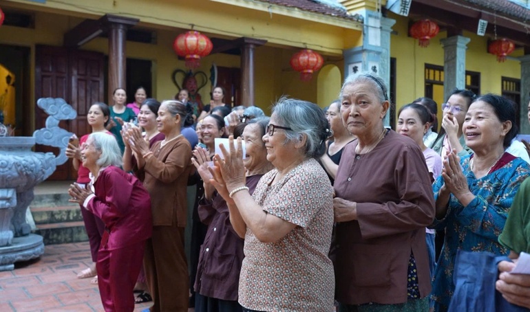 Niềm hoan hỷ của bà con khi được nhận quà hỗ trợ từ phái đoàn