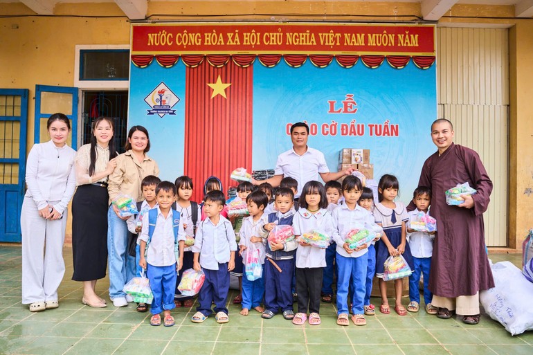 Câu lạc bộ Học bổng An Nhiên trao quà đến các em học sinh tiểu học