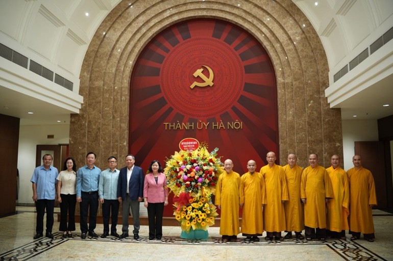 Ban Trị sự GHPGVN TP.Hà Nội tặng hoa chúc mừng