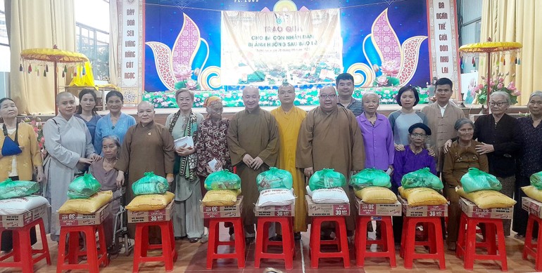 Trao quà đến người dân bị thiệt hại sau bão số 10