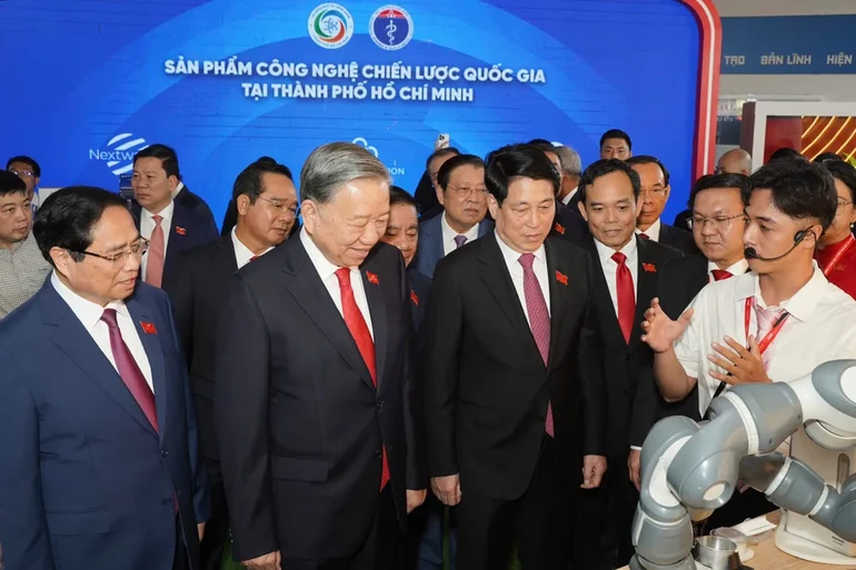 Tổng Bí thư Tô Lâm cùng lãnh đạo Đảng, Nhà nước tham quan triển lãm sản phẩm công nghệ chiến lược quốc gia tại Đại hội Đảng bộ TP.HCM lần thứ I - Ảnh: Thuận Văn