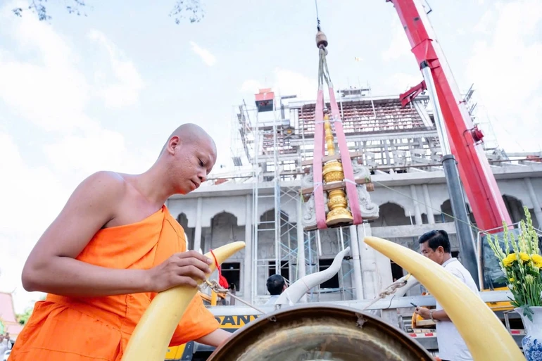 Chuyển đỉnh chánh điện cùng các hạng mục khác lên đặt trên chánh điện tại những vị trí đã được ấn định