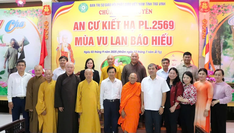 Đoàn công tác chụp ảnh lưu niệm cùng chư tôn đức Ban Trị sự GHPGVN tỉnh Vĩnh Long tại chùa Lưỡng Xuyên