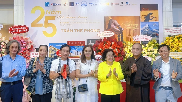 Chúc mừng khai mạc triển lãm ảnh "25 năm - một chặng đường" của nhiếp ảnh gia Trần Thế Phong