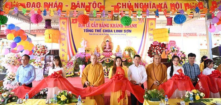 Chư tôn đức, đại biểu cắt băng khánh thành chùa Linh Sơn
