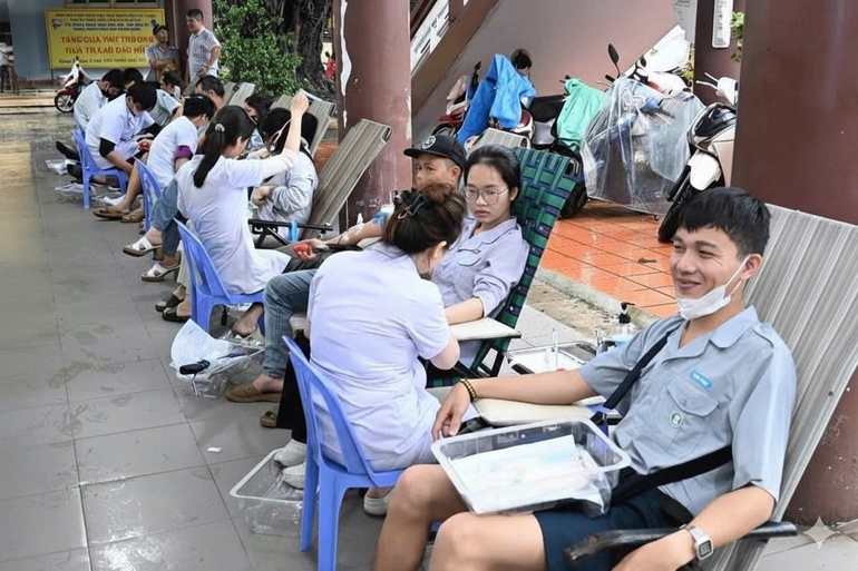 Các bạn đoàn sinh tham gia hiến máu nhân đạo tại chùa Pháp Lâm