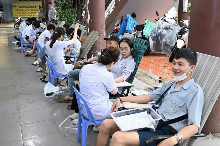 Các bạn đoàn sinh tham gia hiến máu nhân đạo tại chùa Pháp Lâm