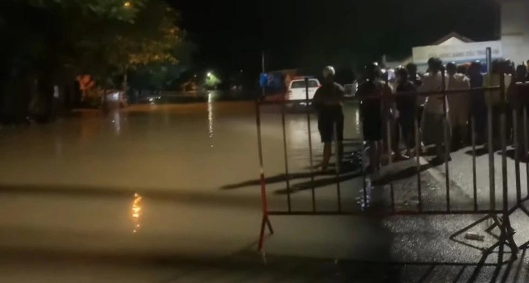 Người dân, lực lượng chức năng tập trung tìm kiếm người mất tích trong vụ lật ghe ở trên sông Thu Bồn (đoạn gần cầu Cẩm Kim) - Ảnh: Đ.X