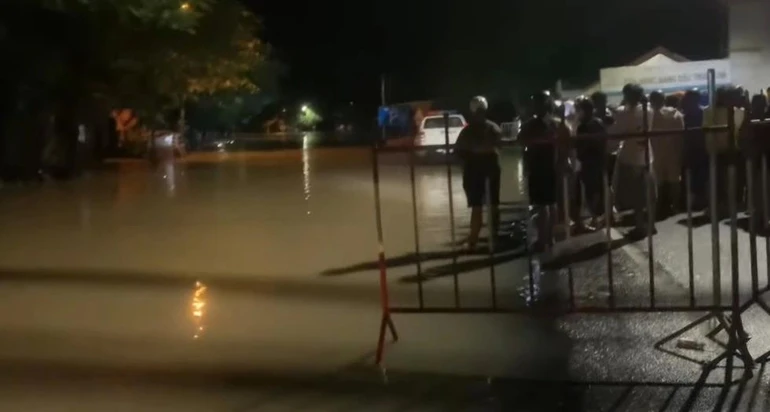 Người dân, lực lượng chức năng tập trung tìm kiếm người mất tích trong vụ lật ghe ở trên sông Thu Bồn (đoạn gần cầu Cẩm Kim) - Ảnh: Đ.X