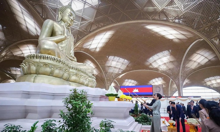 Tôn tượng Đức Phật Thích Ca bằng đồng và kim loại cao 9m, nặng 9 tấn tại Sân bay Quốc tế Techo (Campuchia)