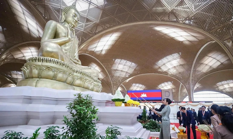 Tôn tượng Đức Phật Thích Ca bằng đồng và kim loại cao 9m, nặng 9 tấn tại Sân bay Quốc tế Techo (Campuchia)