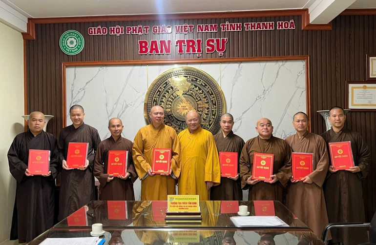Trao quyết định thành lập đến chư tôn đức đại diện Ban Quản trị các tự viện 