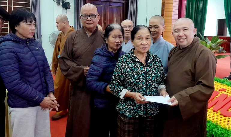 Đoàn Ban Trị sự GHPGVN tỉnh Đồng Tháp trao 500 phần quà đến các hộ dân tại xã Quỳnh Phú, Nghệ An