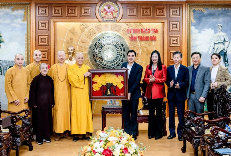 Ban Trị sự GHPGVN tỉnh Thanh Hóa tặng quà chúc mừng Chủ tịch UBND tỉnh Nguyễn Hoài Anh