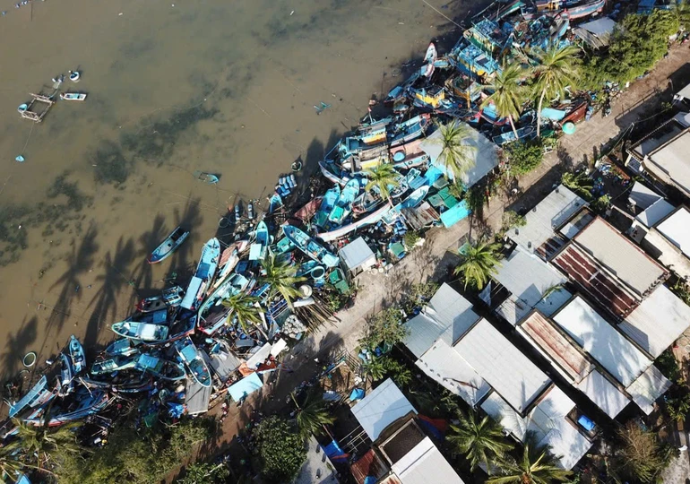 Nước dâng cao, sức gió rất mạnh đã khiến hàng trăm ghe tàu neo đậu tại Vũng Chào (phường Xuân Đài, Đắk Lắk) tránh bão số 13 bị va đập và chồng chất lên nhau, rất nhiều chiếc bị hư hỏng nặng - Ảnh: Báo NLĐ