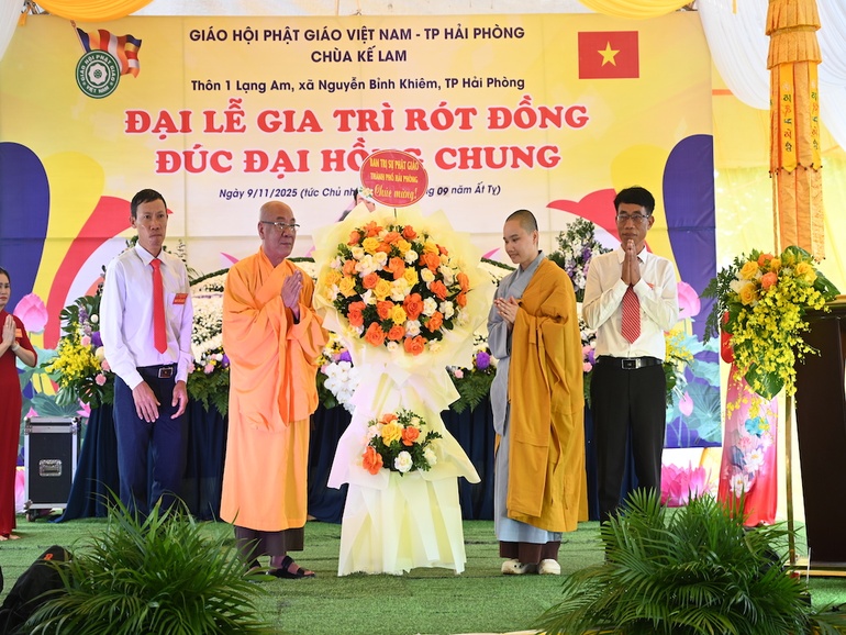 Ban Trị sự GHPGVN TP.Hải Phòng tặng hoa chúc mừng chùa Kế Lam