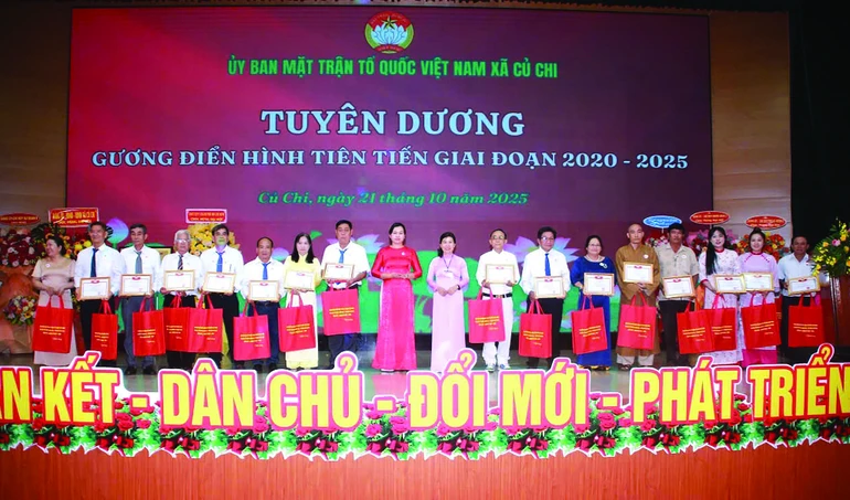 Đại đức Thích Thiện Nghĩa nhận Bằng tuyên dương "Gương điển hình tiên tiến" do Ủy ban MTTQVN xã Củ Chi (TP.HCM) trao tặng