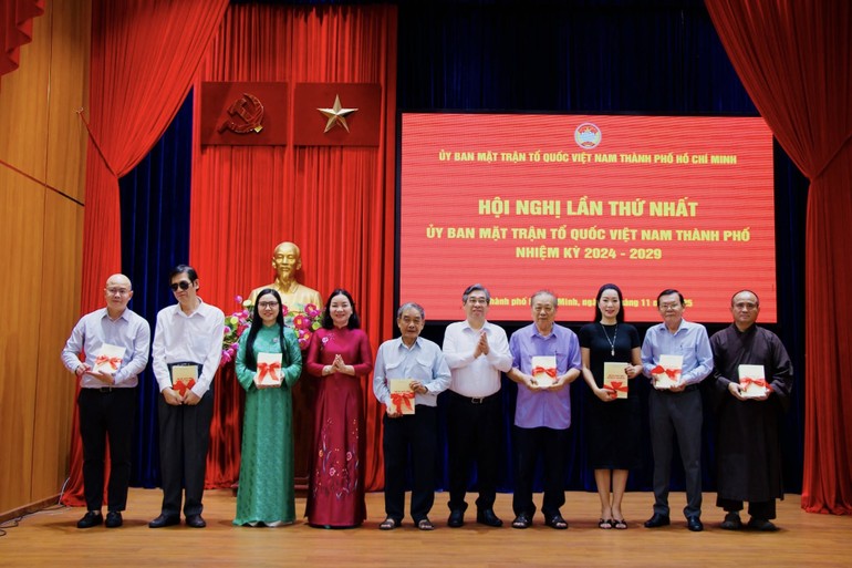 Chủ tịch Ủy ban MTTQVN TP.HCM Nguyễn Phước Lộc và Phó Chủ tịch Thường trực Ủy ban MTTQVN TP.HCM Trương Thị Bích Hạnh chúc mừng các vị Ủy viên Ủy ban MTTQVN Thành phố nhiệm kỳ 2024-2029 ra mắt tại hội nghị - Ảnh: SGGP