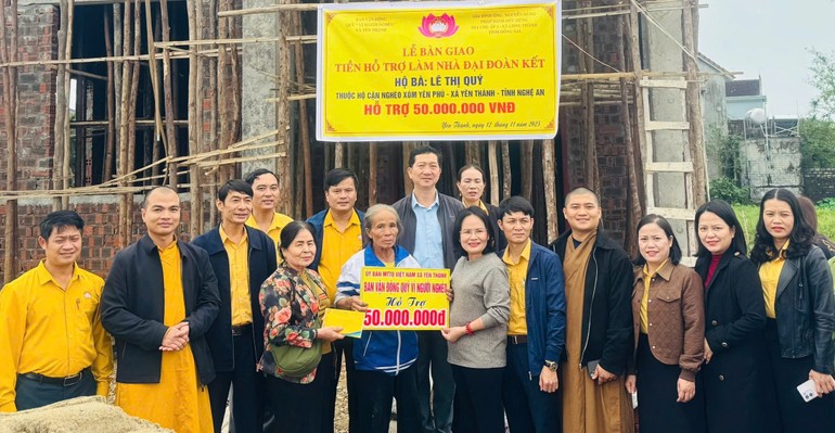 Trao 50 triệu đồng hỗ trợ gia đình bà Nguyễn Thị Quý xây dựng nhà Đại đoàn kết