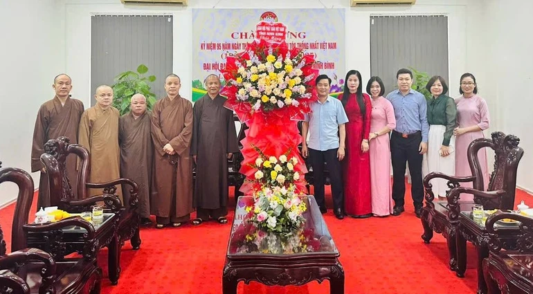 Ban Trị sự GHPGVN tỉnh tặng hoa chúc mừng nhân kỷ niệm 95 năm Ngày truyền thống MTTQVN