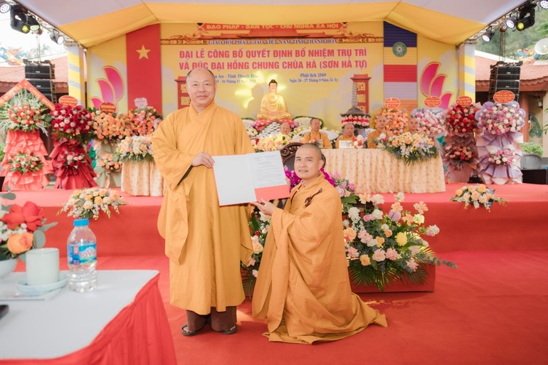 Thượng tọa Thích Tâm Định trao quyết định bổ nhiệm trụ trì chùa Hà đến Đại đức Thích Nguyên Phước