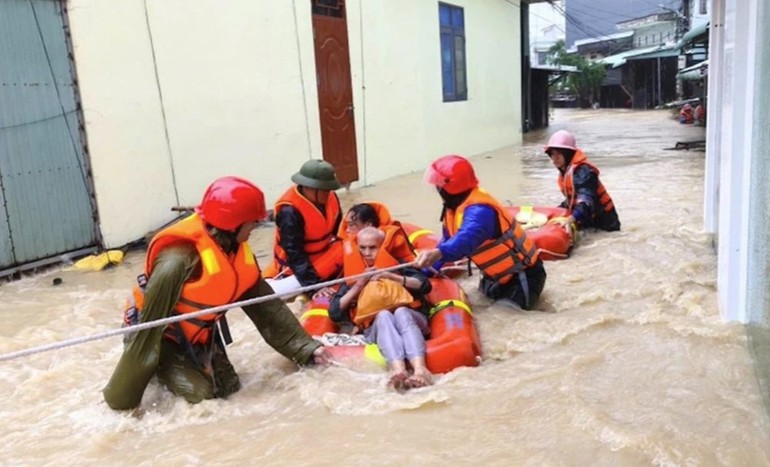 Lực lượng công an, quân đội dầm mình trong nước cứu người dân vùng lũ Gia Lai - Ảnh: Cục Quản lý đê điều và Phòng chống thiên tai (Bộ Nông nghiệp và Môi trường)