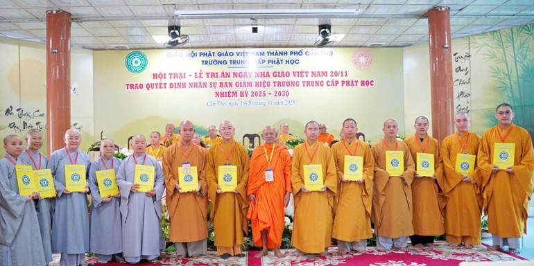 Ban Giám hiệu Trường Trung cấp Phật học TP.Cần Thơ gồm 14 vị do Thượng tọa Thích Bình Tâm làm Hiệu trưởng