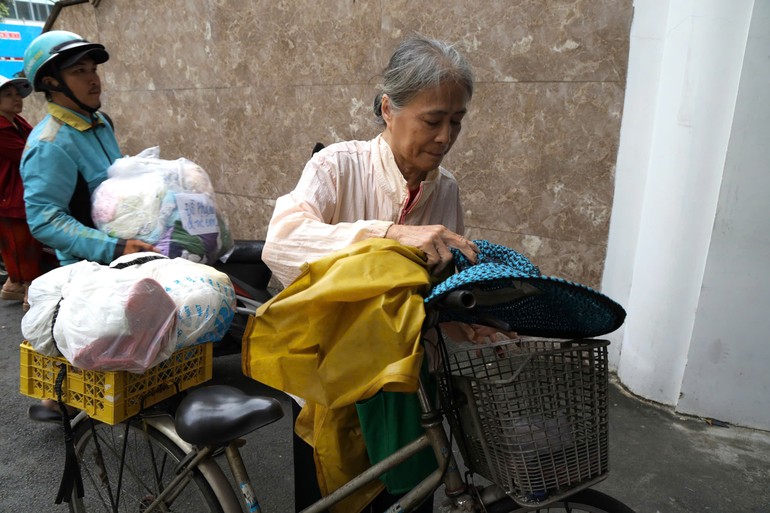 Không kể già hay trẻ, nghề nghiệp hay hoàn cảnh, người dân TP.HCM cùng chung tay hướng về đồng bào miền Trung giữa mùa mưa lũ - Ảnh: Chí Nguyên