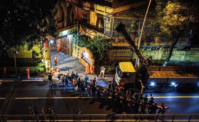 Giữa đêm khuya, kênh Nhiêu Lộc (phường Xuân Hòa) bỗng trở nên sôi động với hoạt động hạ thủy những chiếc ghe ngo truyền thống của đồng bào Khmer Nam Bộ trước chùa Chantarangsay. Đây là bước chuẩn bị quan trọng cho ngày hội đua ghe ngo sắp diễn ra trên con kênh lịch sử này - Ảnh: Khoa Nguyễn