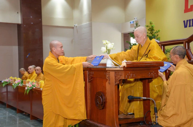 Đại lão Hòa thượng Viện trưởng trao Bằng tốt nghiệp đến các thủ khoa thạc sĩ và cử nhân Phật học - Ảnh: Bảo Toàn/BGN