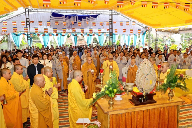 Chư tôn đức cử hành nghi thức sái tịnh, đặt đá xây dựng ngôi chánh điện và các hạng mục công trình chùa Trung Hòa